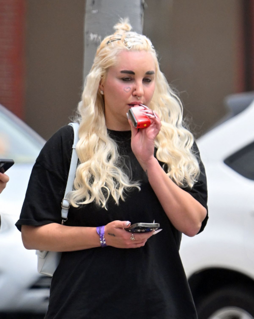 Amanda Bynes Out for Coffee with Friends in Los Angeles