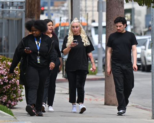 Amanda Bynes Out for Coffee with Friends in Los Angeles 1