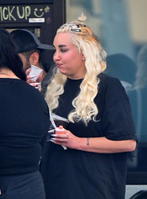 Amanda Bynes Out for Coffee with Friends in Los Angeles 3