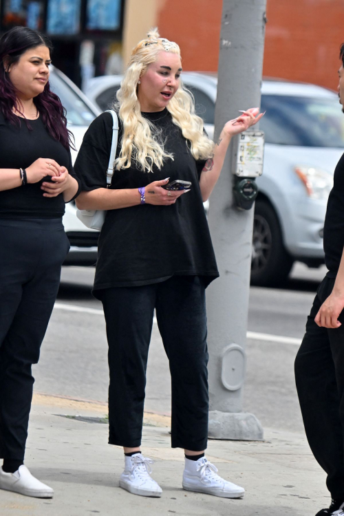 Amanda Bynes Out for Coffee with Friends in Los Angeles 4