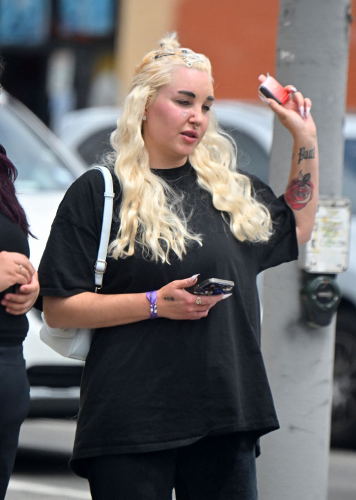 Amanda Bynes Out for Coffee with Friends in Los Angeles 5