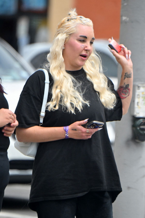 Amanda Bynes Out for Coffee with Friends in Los Angeles 6