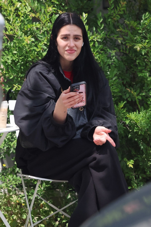 Amelia Hamlin Waiting at Nail Salon in Santa Monica 2