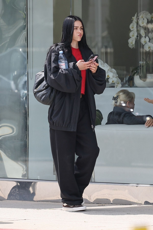 Amelia Hamlin Waiting at Nail Salon in Santa Monica 4