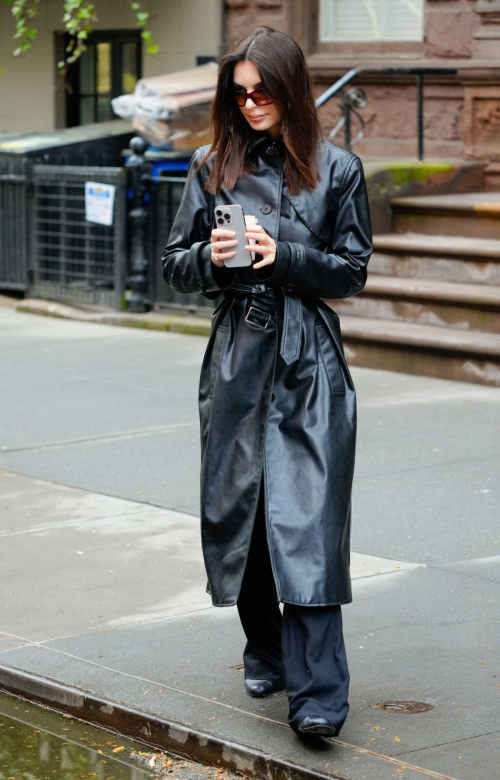 Emily Ratajkowski Out for Coffee in NYC 3