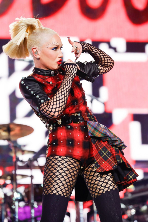 Gwen Stefani Performs at Coachella Valley Music Festival 3