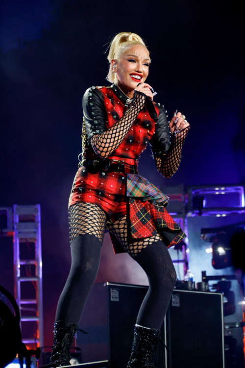 Gwen Stefani Performs at Coachella Valley Music Festival 4