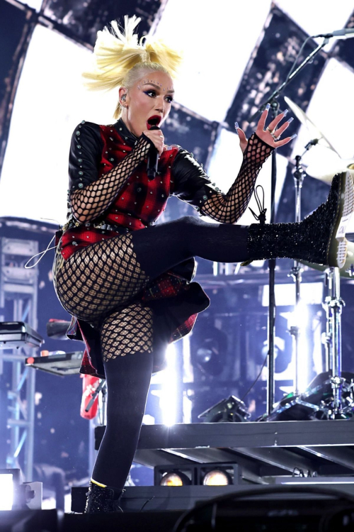 Gwen Stefani Performs at Coachella Valley Music Festival 6