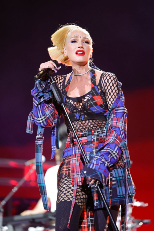 Gwen Stefani Performs at Coachella Valley Music Festival 8