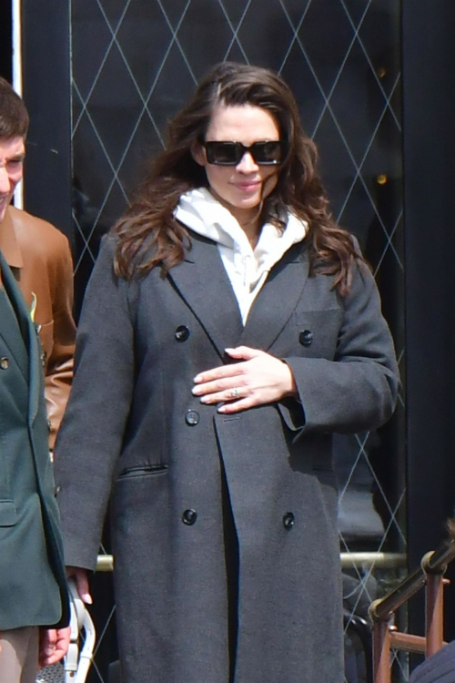 Hayley Atwell and Ned Wolfgang Kelly on Gondola Ride in Venice 4