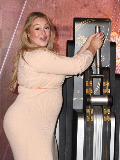 Iskra Lawrence at Empire State Building for National Infertility Awareness Week 9