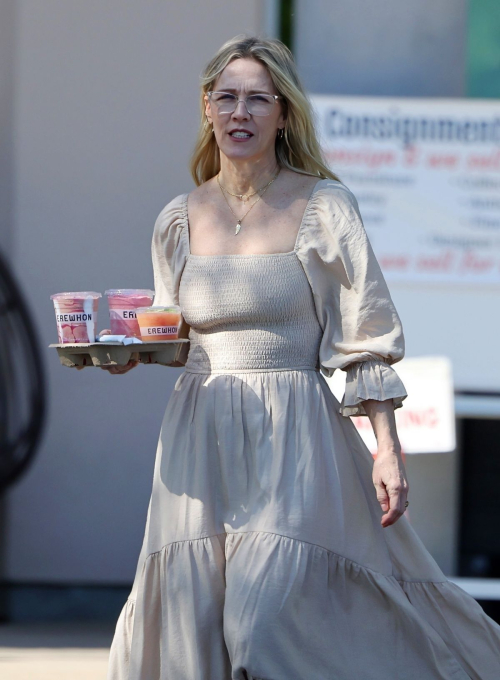 Jennie Garth Celebrates Birthday at a Malibu Beach House 1