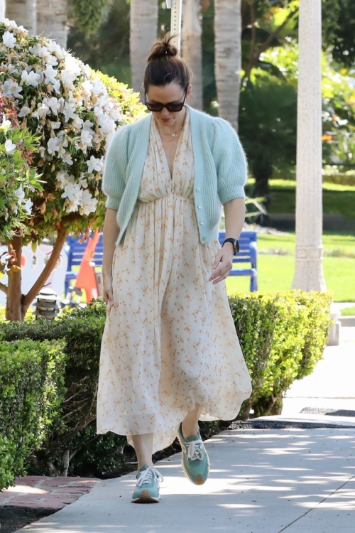 Jennifer Garner Out in Santa Monica 6