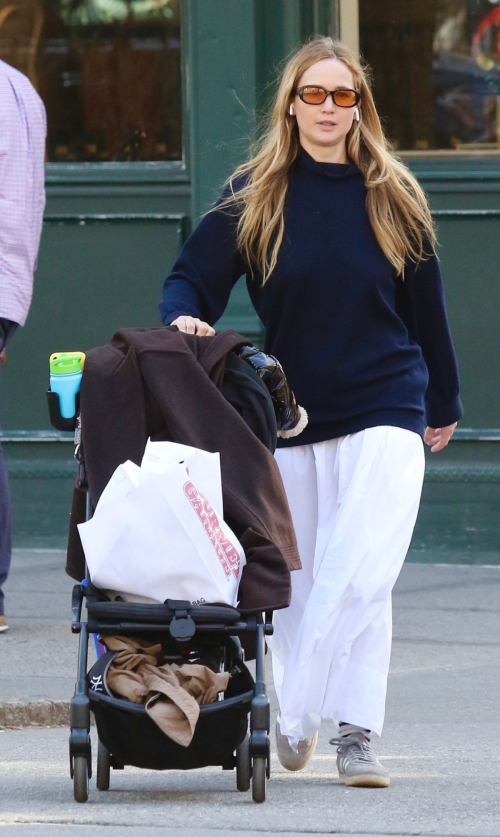 Jennifer Lawrence Easter Sunday Playdate at New York Park 4