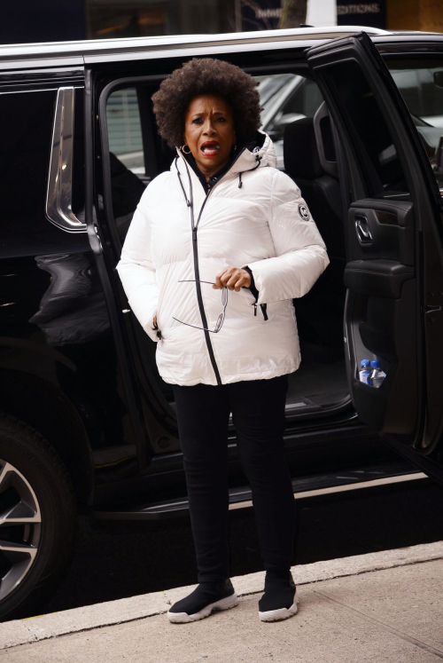 Jennifer Lewis Arrives at Drew Barrymore Show in New York 4