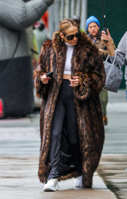 Jennifer Lopez Leaves Her Apartment in New York