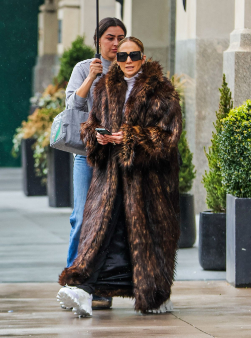 Jennifer Lopez Leaves Her Apartment in New York 3