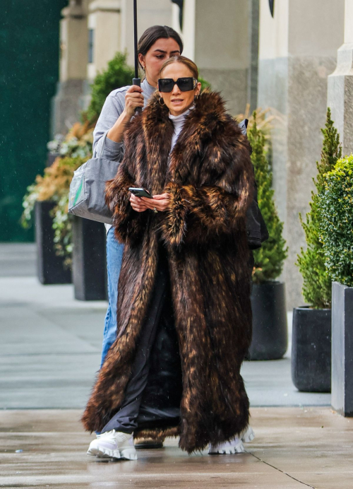 Jennifer Lopez Leaves Her Apartment in New York 4