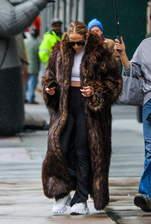 Jennifer Lopez Leaves Her Apartment in New York 5