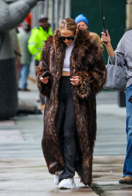 Jennifer Lopez Leaves Her Apartment in New York 6