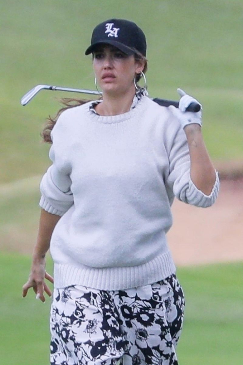 Jessica Alba Playing Golf on Vacation in Hawaii