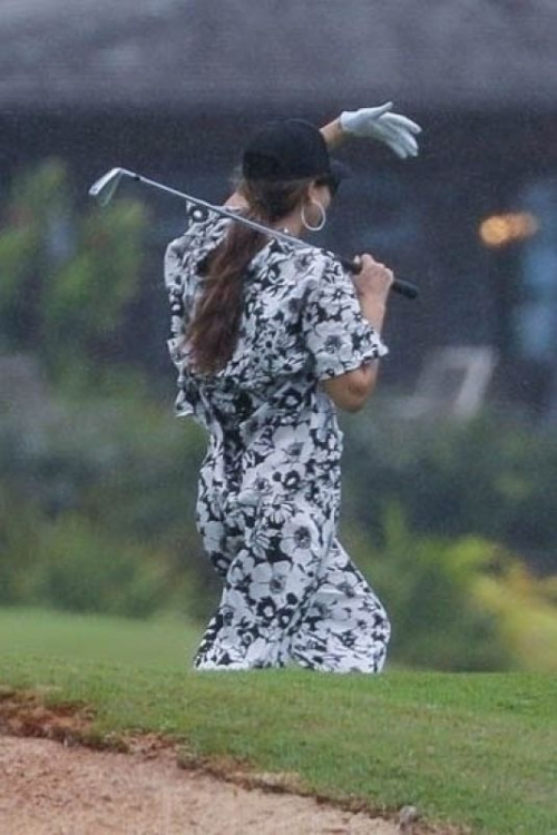 Jessica Alba Playing Golf on Vacation in Hawaii 2