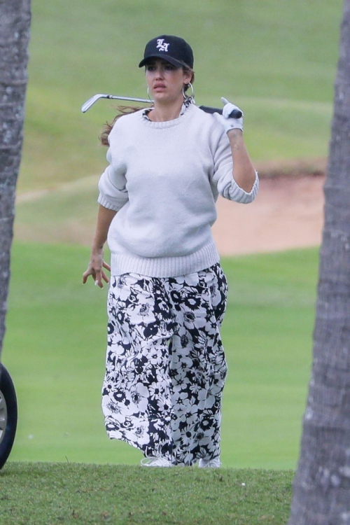 Jessica Alba Playing Golf on Vacation in Hawaii 4