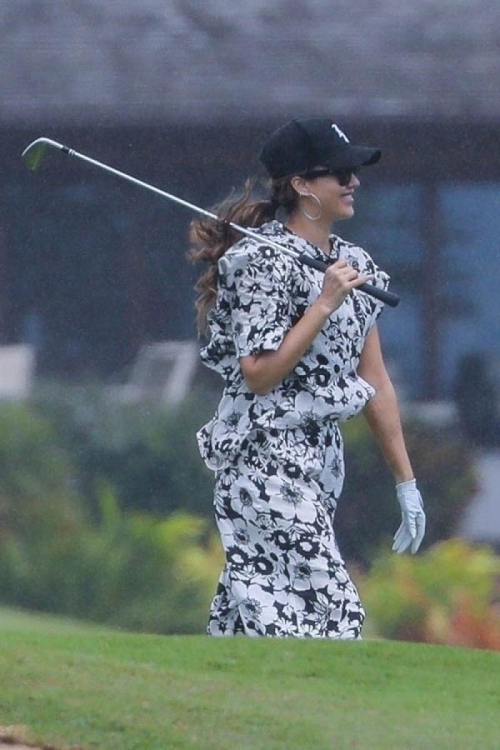 Jessica Alba Playing Golf on Vacation in Hawaii 5