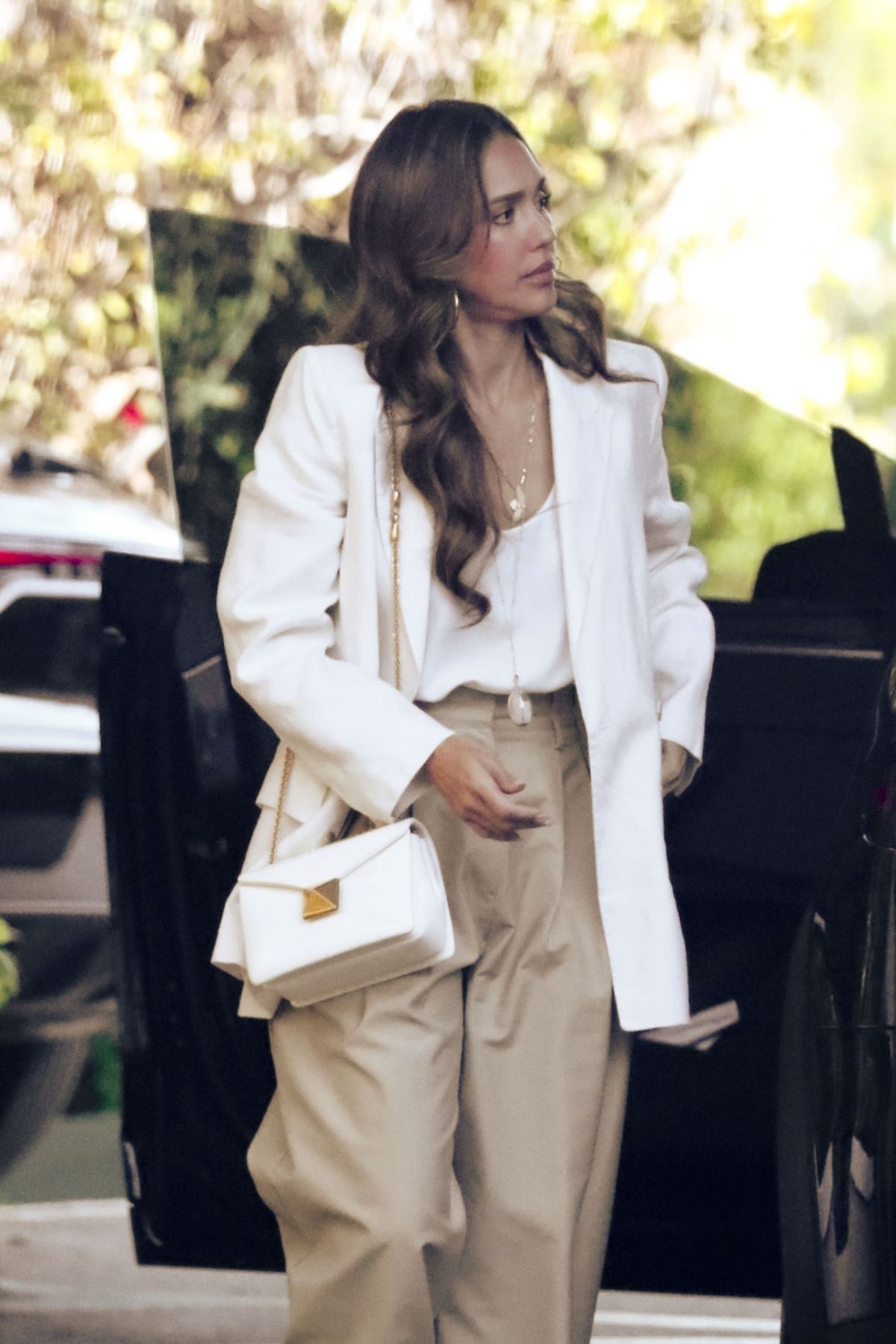 Jessica Alba Spotted at Beverly Hills Hotel for a Meeting