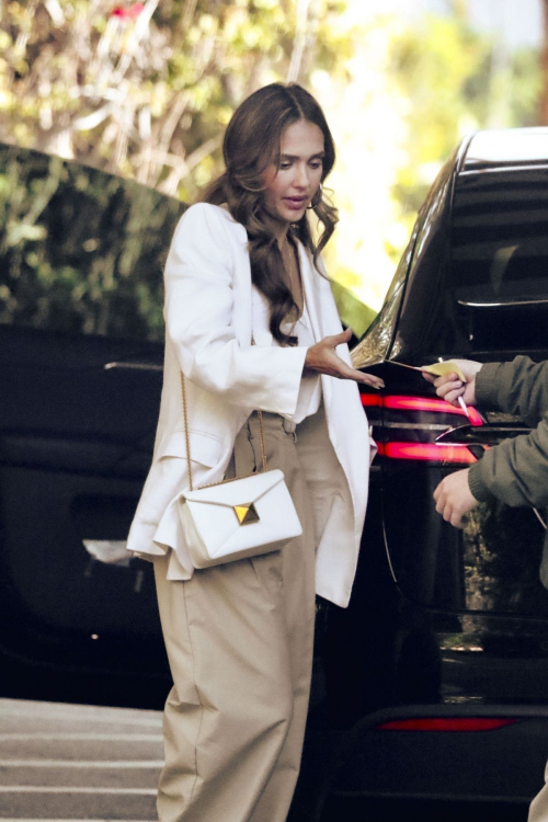 Jessica Alba Spotted at Beverly Hills Hotel for a Meeting 1