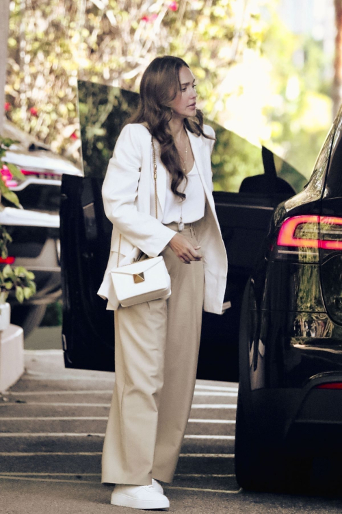 Jessica Alba Spotted at Beverly Hills Hotel for a Meeting 2