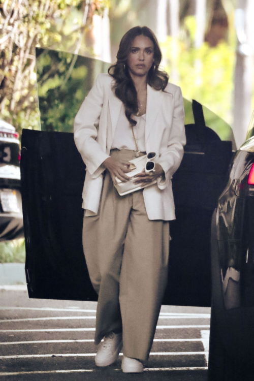 Jessica Alba Spotted at Beverly Hills Hotel for a Meeting 4