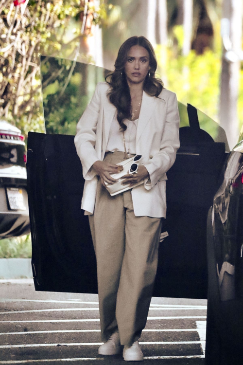 Jessica Alba Spotted at Beverly Hills Hotel for a Meeting 5