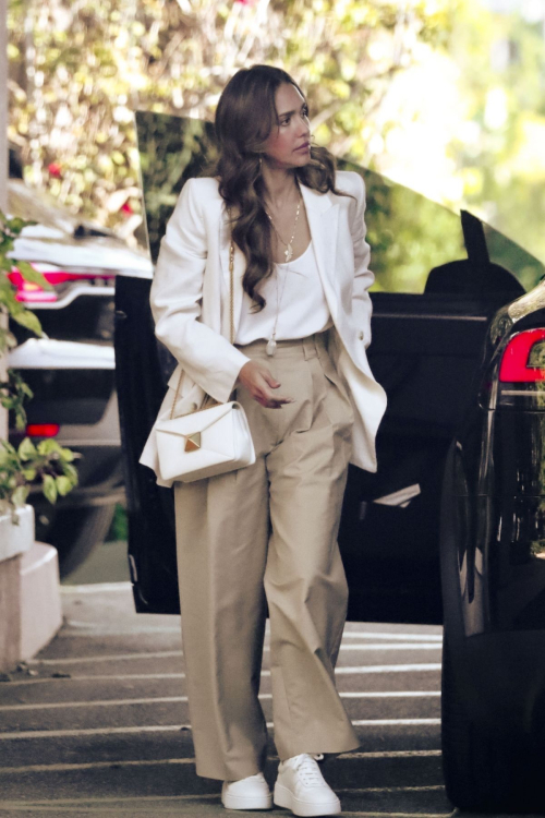 Jessica Alba Spotted at Beverly Hills Hotel for a Meeting 6