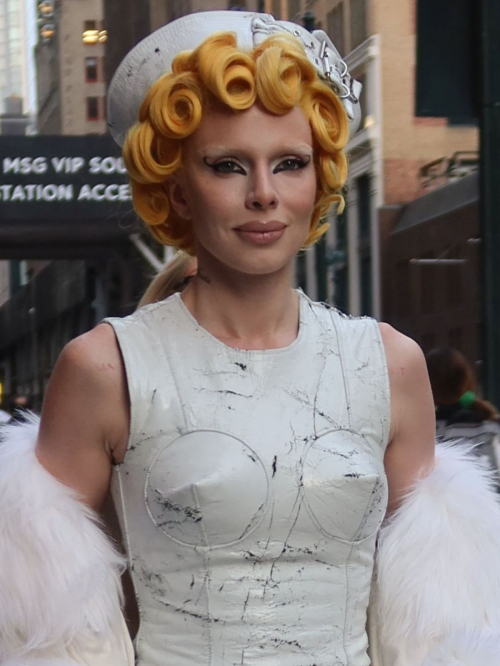 Julia Fox Arrives at Madison Square Garden in New York 2