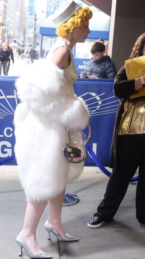 Julia Fox Arrives at Madison Square Garden in New York 4