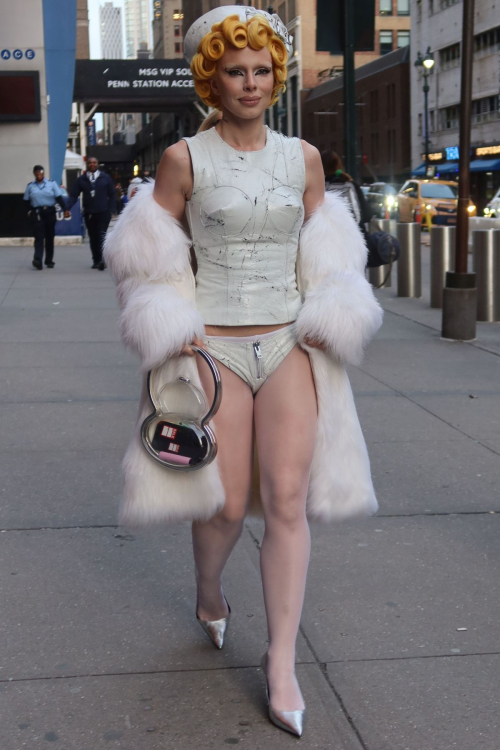 Julia Fox Arrives at Madison Square Garden in New York 5