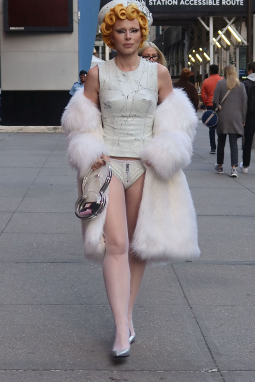 Julia Fox Arrives at Madison Square Garden in New York 6