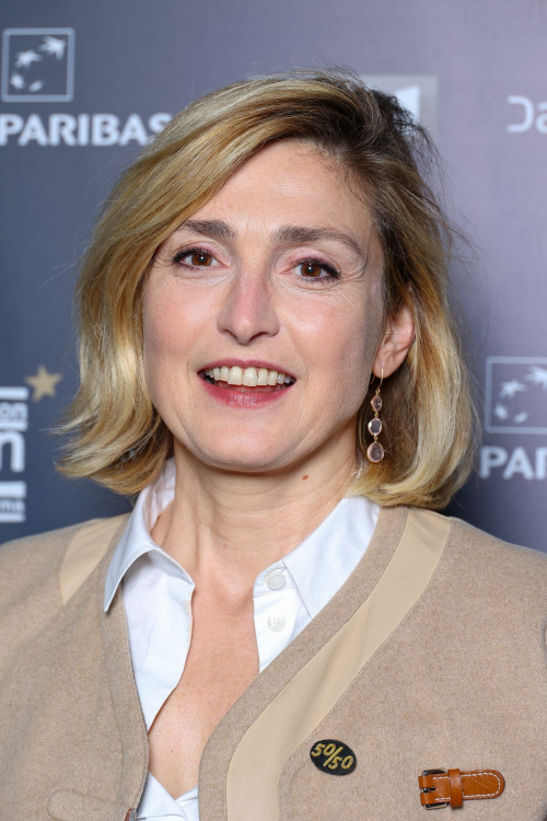 Julie Gayet Visits The Art Of James Cameron Exhibition in Paris 3