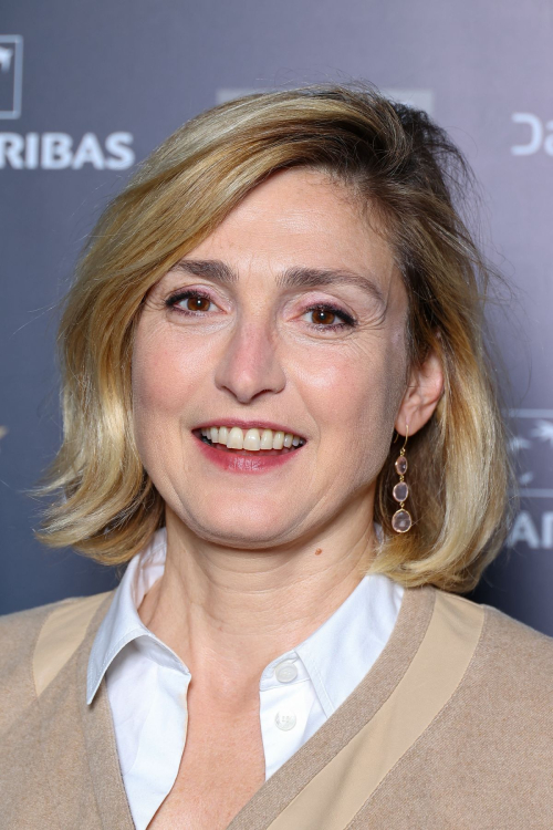 Julie Gayet Visits The Art Of James Cameron Exhibition in Paris 4