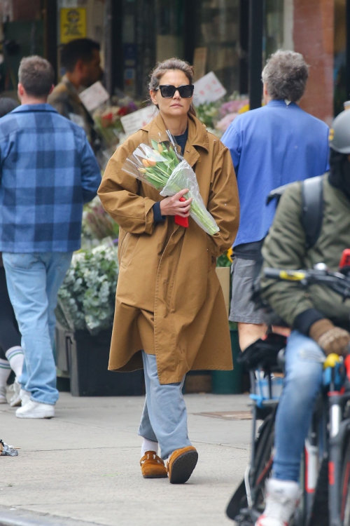 Katie Holmes Out with Flowers in New York 3