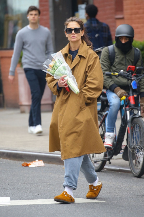 Katie Holmes Out with Flowers in New York 4