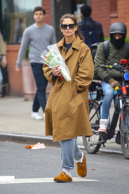 Katie Holmes Out with Flowers in New York 5