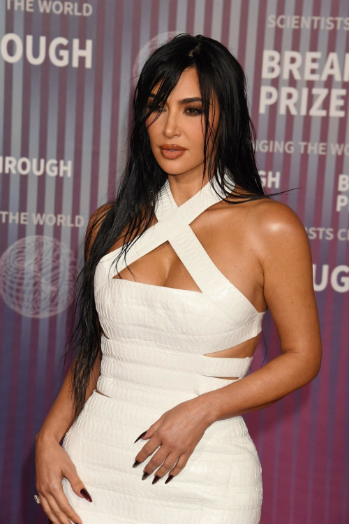 Kim Kardashian Dazzles at 10th Breakthrough Prize Ceremony in Los Angeles 7