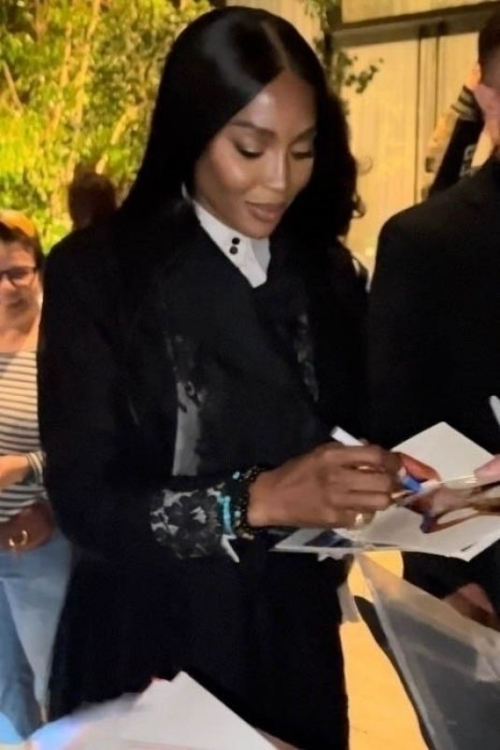 Naomi Campbell Takes Time for Fans in Hollywood 1