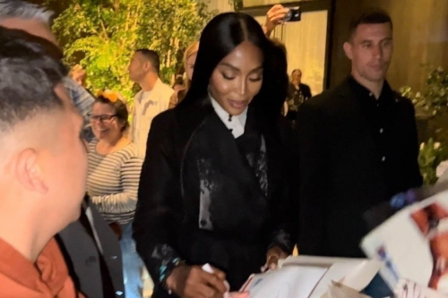 Naomi Campbell Takes Time for Fans in Hollywood 3