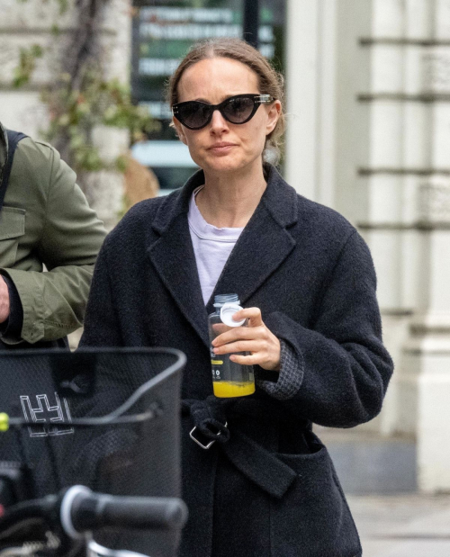 Natalie Portman Seen Leaving Planet Organic in London 1