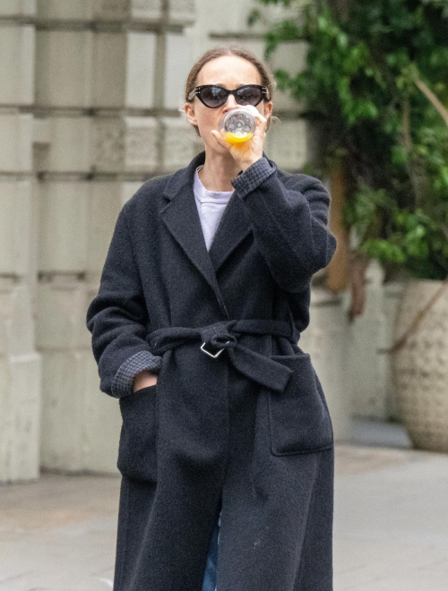 Natalie Portman Seen Leaving Planet Organic in London 2