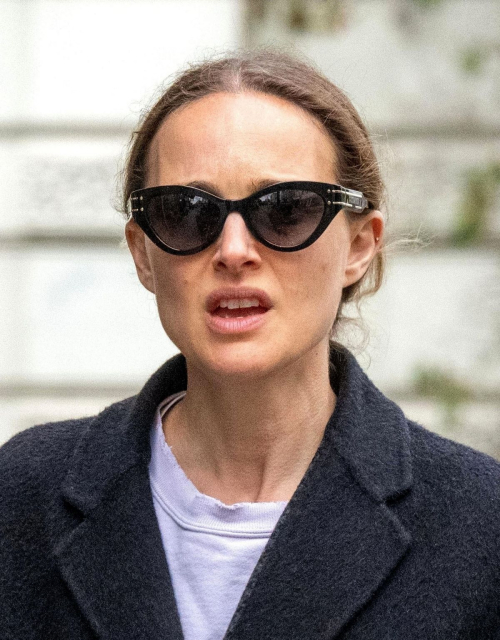 Natalie Portman Seen Leaving Planet Organic in London 3