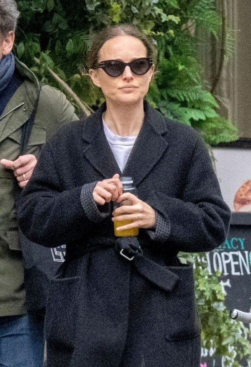 Natalie Portman Seen Leaving Planet Organic in London 6